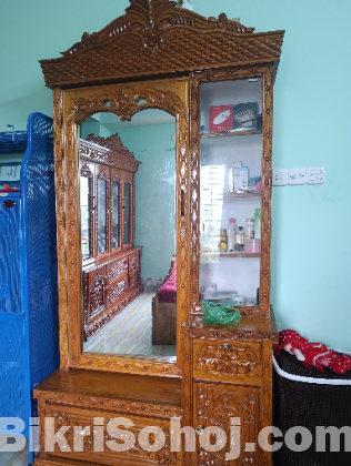 একটি রোড সিরিজ কার্টে ড্রেসিং টেবিল